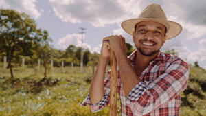 Produtor de grãos brasileiro na lavoura