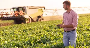 Operador de colheitadeira no campo